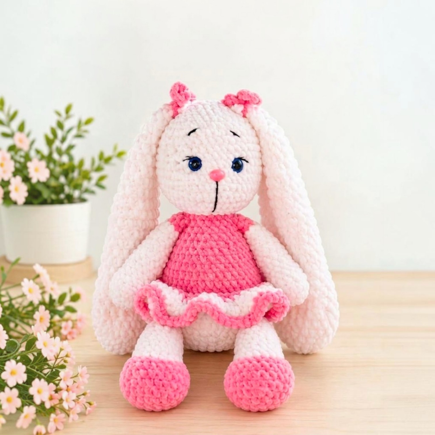 Iepuras crosetat- jucarie handmade cu rochita roz